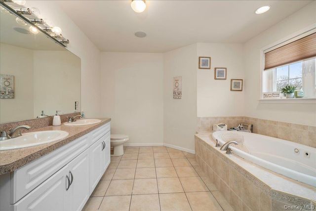 18 Coach House Court, New Windsor, NY 12553