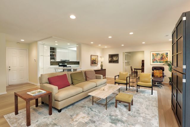 3030 Pheasant Creek Drive 102, Northbrook, IL 60062