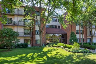 3030 Pheasant Creek Drive 102, Northbrook, IL 60062