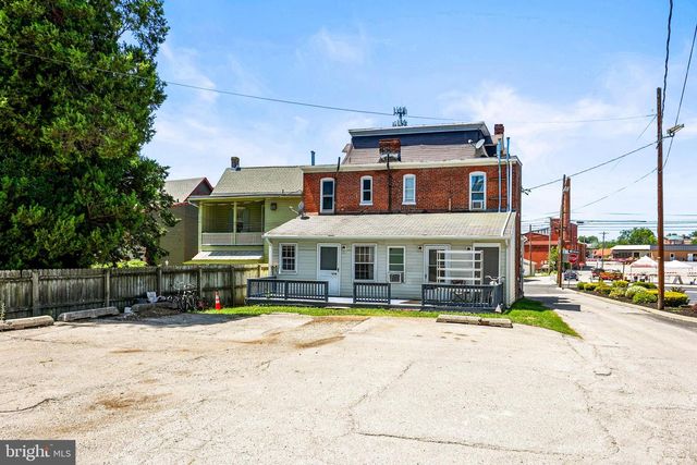 131-133 E CHESTNUT ST, Hanover, PA 17331