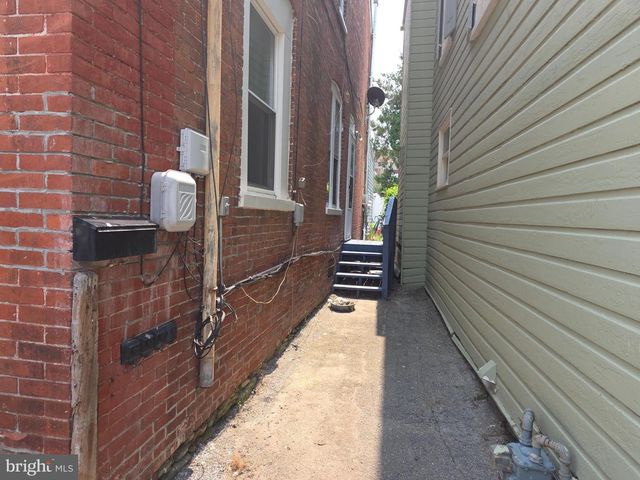 131-133 E CHESTNUT ST, Hanover, PA 17331