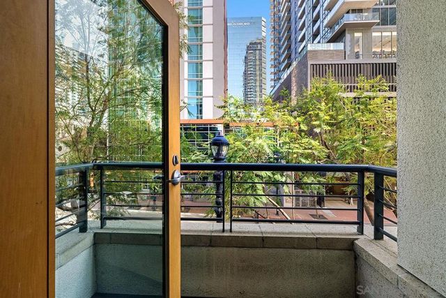 425 W Beech Street 303, San Diego, CA 92101