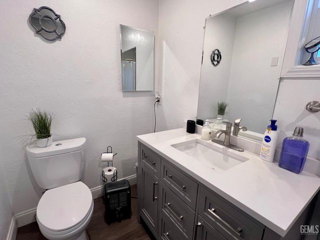 927 University Avenue, Bakersfield, CA 93305