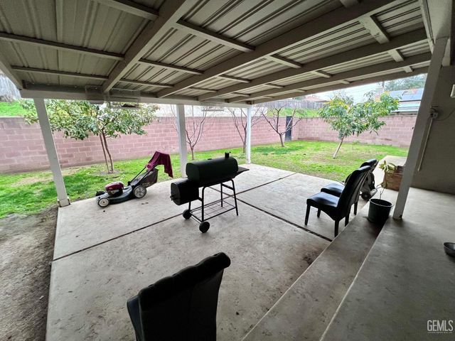 927 University Avenue, Bakersfield, CA 93305