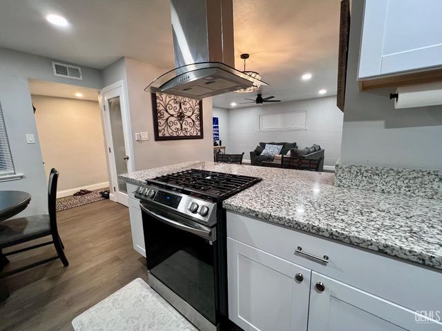 927 University Avenue, Bakersfield, CA 93305