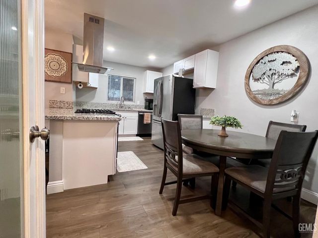 927 University Avenue, Bakersfield, CA 93305