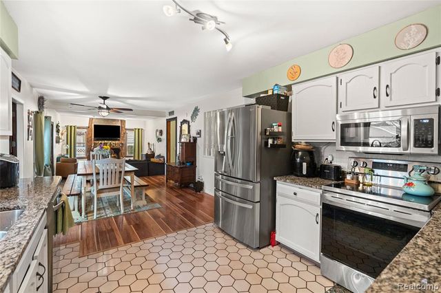 6076 E Carpenter Road, Flint, MI 48506