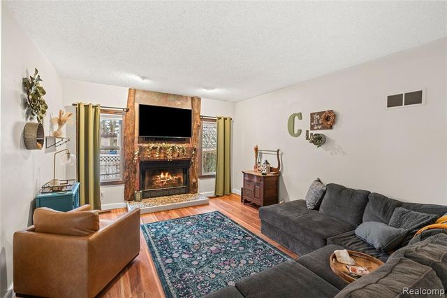 6076 E Carpenter Road, Flint, MI 48506