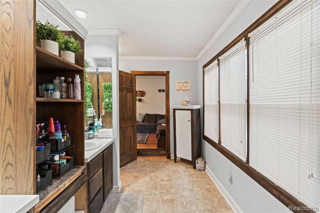 6076 E Carpenter Road, Flint, MI 48506