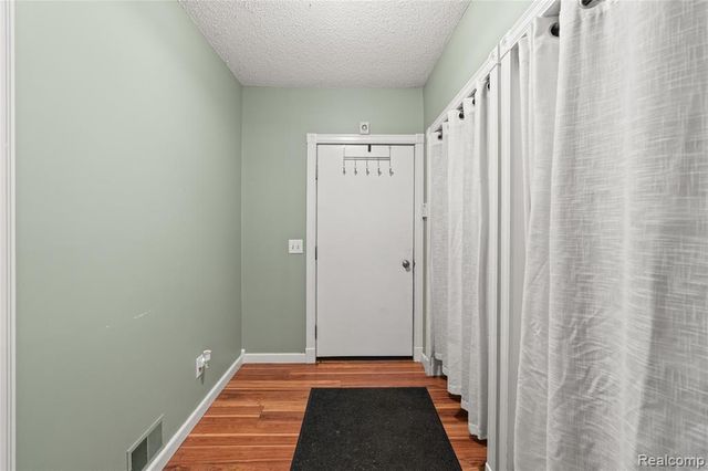 6076 E Carpenter Road, Flint, MI 48506