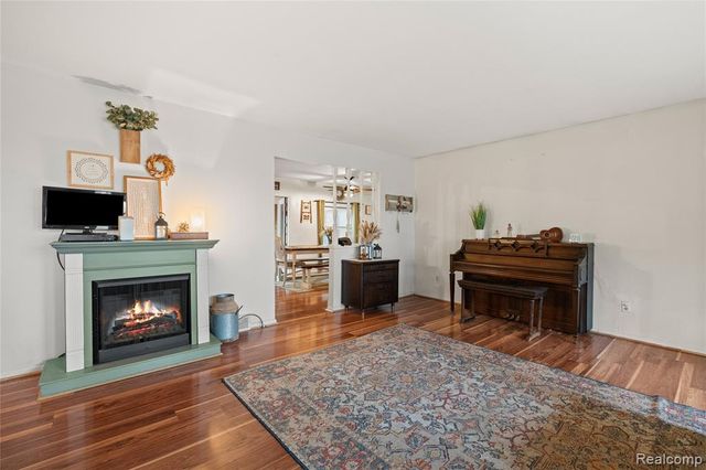 6076 E Carpenter Road, Flint, MI 48506