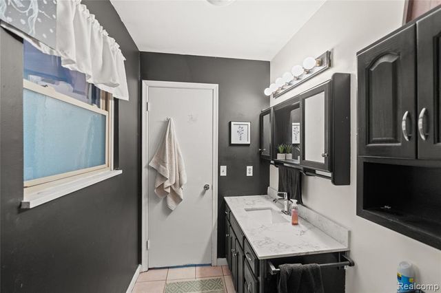 6076 E Carpenter Road, Flint, MI 48506