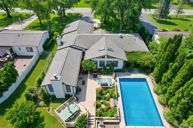 6076 E Carpenter Road, Flint, MI 48506