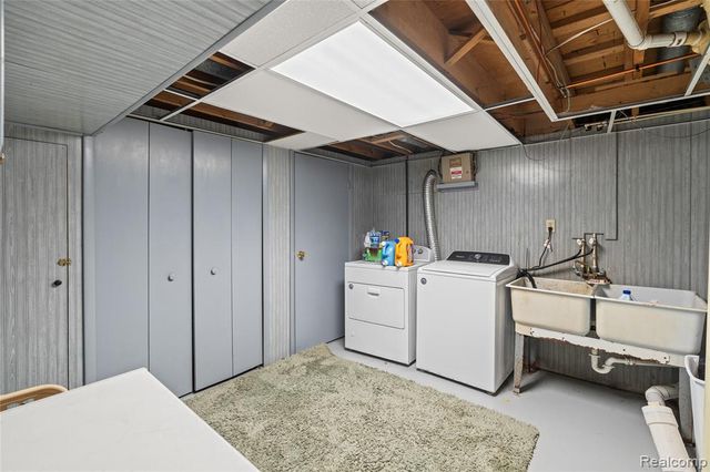 6076 E Carpenter Road, Flint, MI 48506