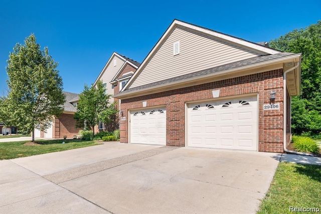 29406 Woodpark Circle, Warren, MI 48092