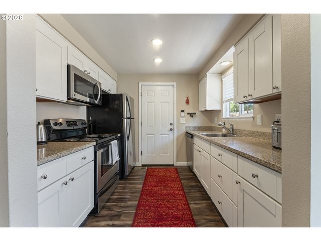 8315 Sw LA MANCHA Ct, Portland, OR 97224