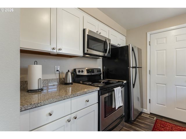8315 Sw LA MANCHA Ct, Portland, OR 97224