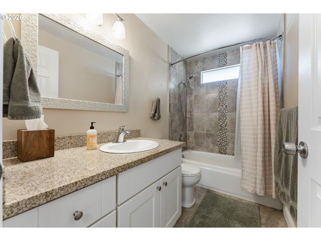 8315 Sw LA MANCHA Ct, Portland, OR 97224