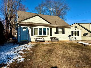 41 Pinetree Drive, Sayreville, NJ 08859