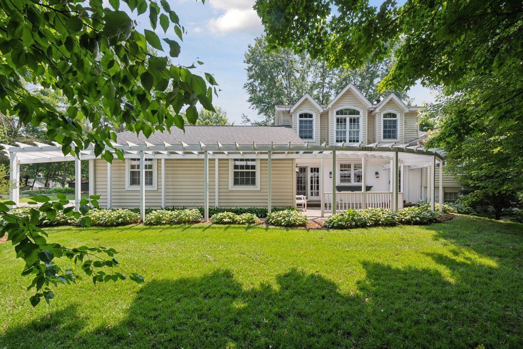 18805 Azure Road, Deephaven, MN 55391