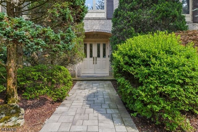 12 Sandalwood Dr, Livingston Twp., NJ 07039