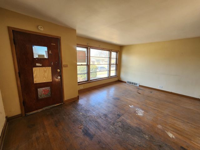 5711 S Mayfield Avenue, Chicago, IL 60638