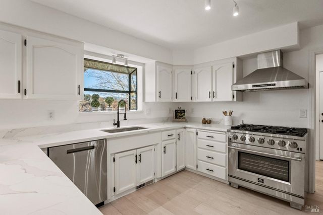 725 Gold Gulch Rd, Ukiah, CA 95482