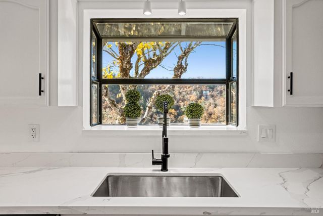 725 Gold Gulch Rd, Ukiah, CA 95482