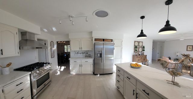 725 Gold Gulch Rd, Ukiah, CA 95482