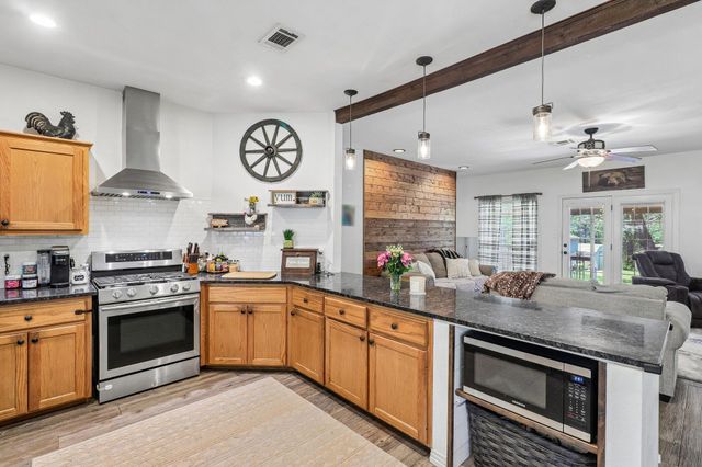 241 Laura LN, Bastrop, TX 78602