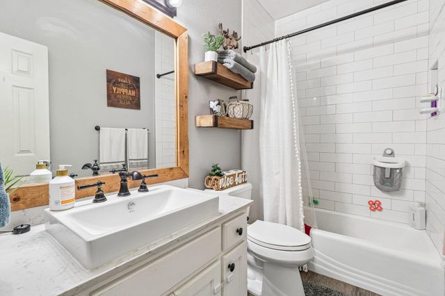 241 Laura LN, Bastrop, TX 78602