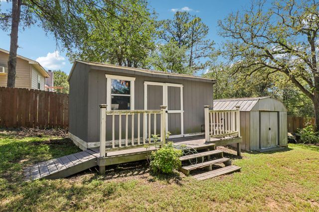 241 Laura LN, Bastrop, TX 78602