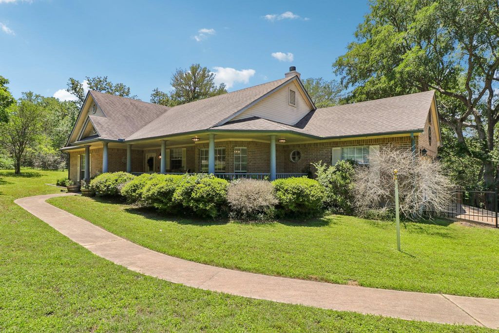 241 Laura LN, Bastrop, TX 78602