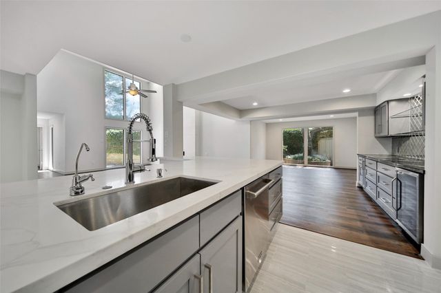 15607 Memorial Drive, Houston, TX 77079