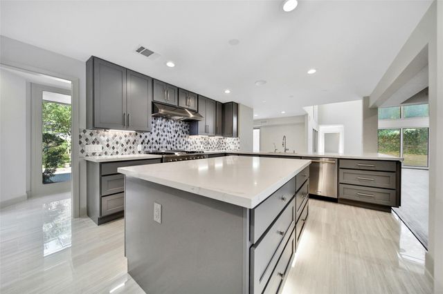 15607 Memorial Drive, Houston, TX 77079