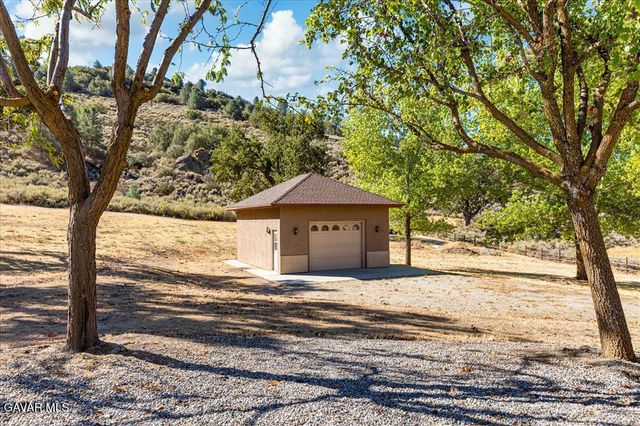 26450 Cumberland Road, Tehachapi, CA 93561
