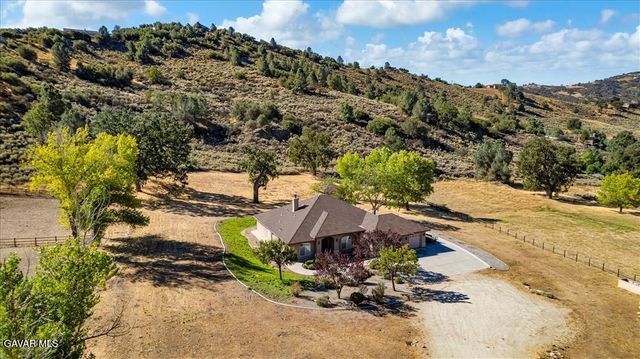 26450 Cumberland Road, Tehachapi, CA 93561