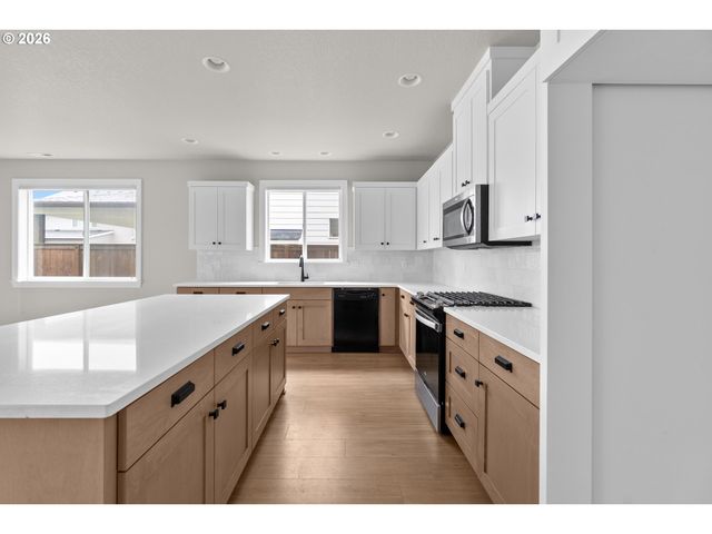 1762 N OAK St, Canby, OR 97013