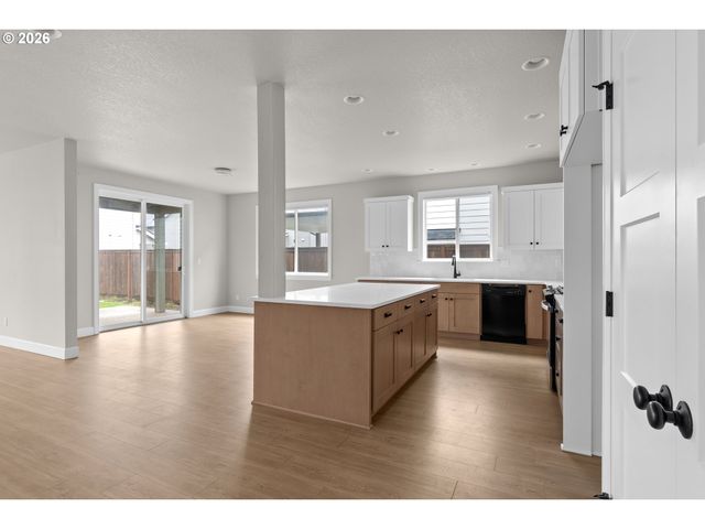 1762 N OAK St, Canby, OR 97013