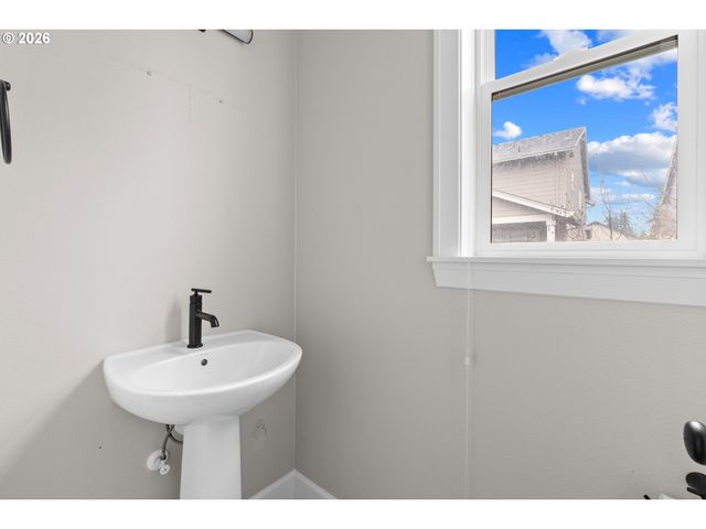 1762 N OAK St, Canby, OR 97013