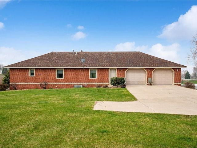 3752 Lacina Drive SW, Iowa City, IA 52240