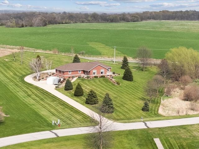 3752 Lacina Drive SW, Iowa City, IA 52240