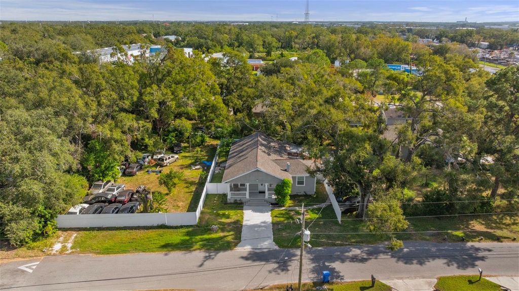 Image 3 of property listing at 2807 LOCICERO DRIVE, Tampa, FL 33619