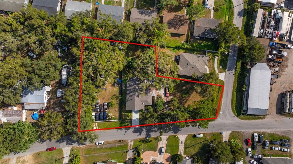 Image 4 of property listing at 2807 LOCICERO DRIVE, Tampa, FL 33619