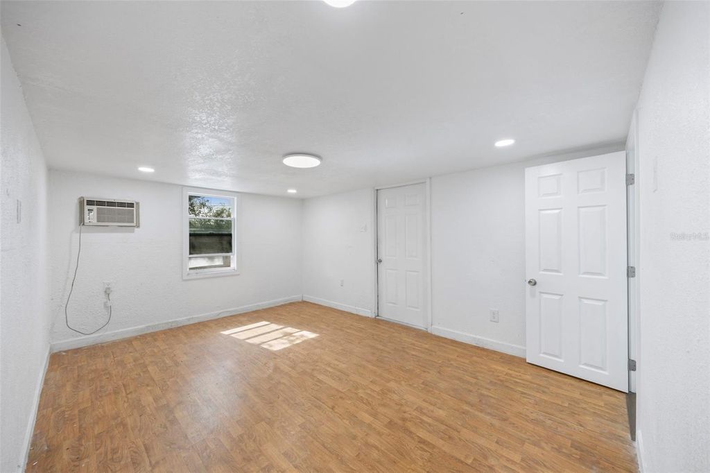 Image 32 of property listing at 2807 LOCICERO DRIVE, Tampa, FL 33619