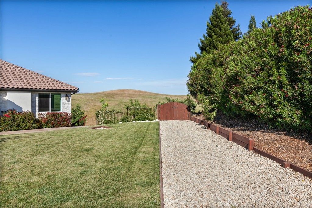 Image 4 of property listing at 1232 Kapareil, Paso Robles, CA 93446