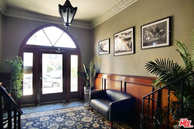 611 S Cloverdale Avenue 305, Los Angeles, CA 90036