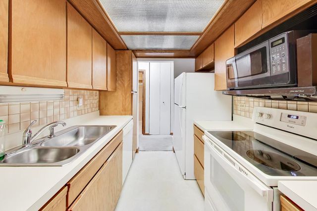 540 Biesterfield Road 301, Elk Grove Village, IL 60007