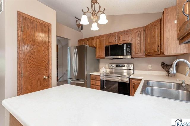 2513 Marwood Dr, Mankato, MN 56001