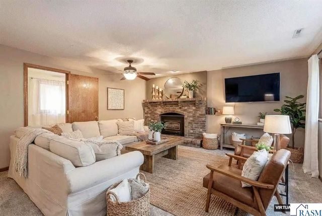 2513 Marwood Dr, Mankato, MN 56001